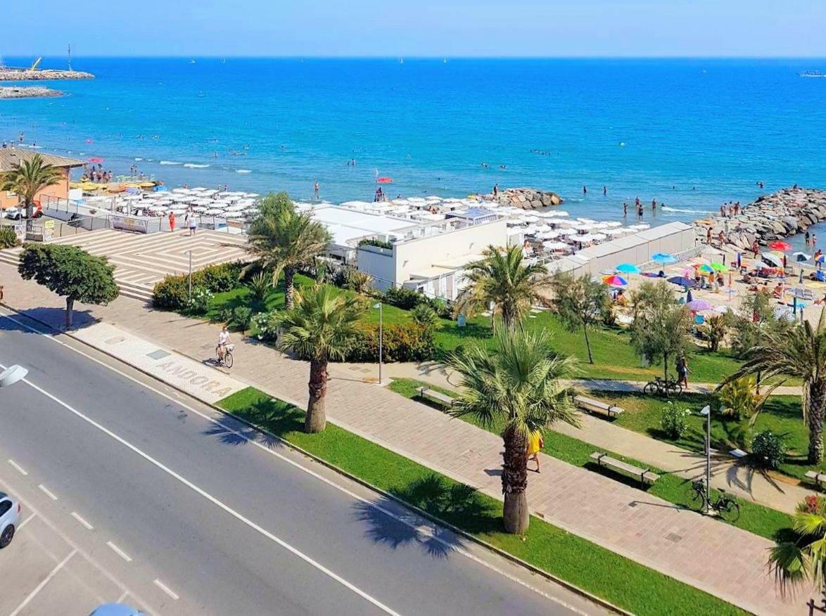 Appartamento Frontemare Marina dʼMarina dʼAndora Buitenkant foto